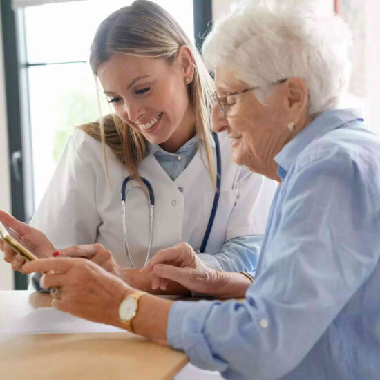 infirmiere patient tablette