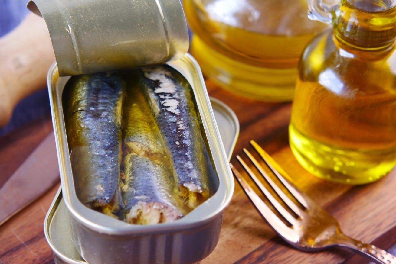 sardines à l'huile d'olive dans une boîte de conserve