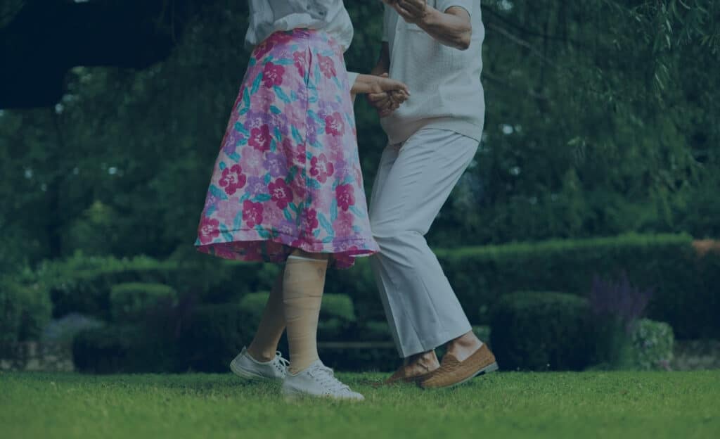 jambe de personnes âgées en train de danser dont une portant des bandes de compression