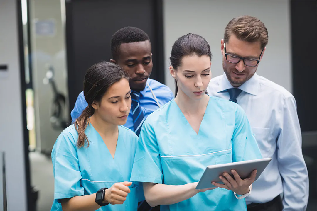 professionnels de santé devant une tablette